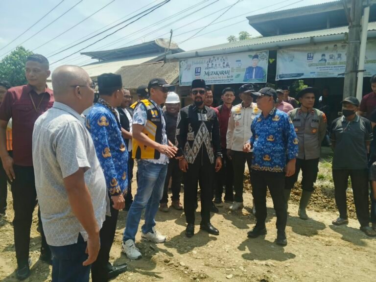 Bupati Aceh Timur Tinjau Jalan Rusak Idi Tunong–Banda Alam, Perbaikan Dipastikan Berjalan Bertahap